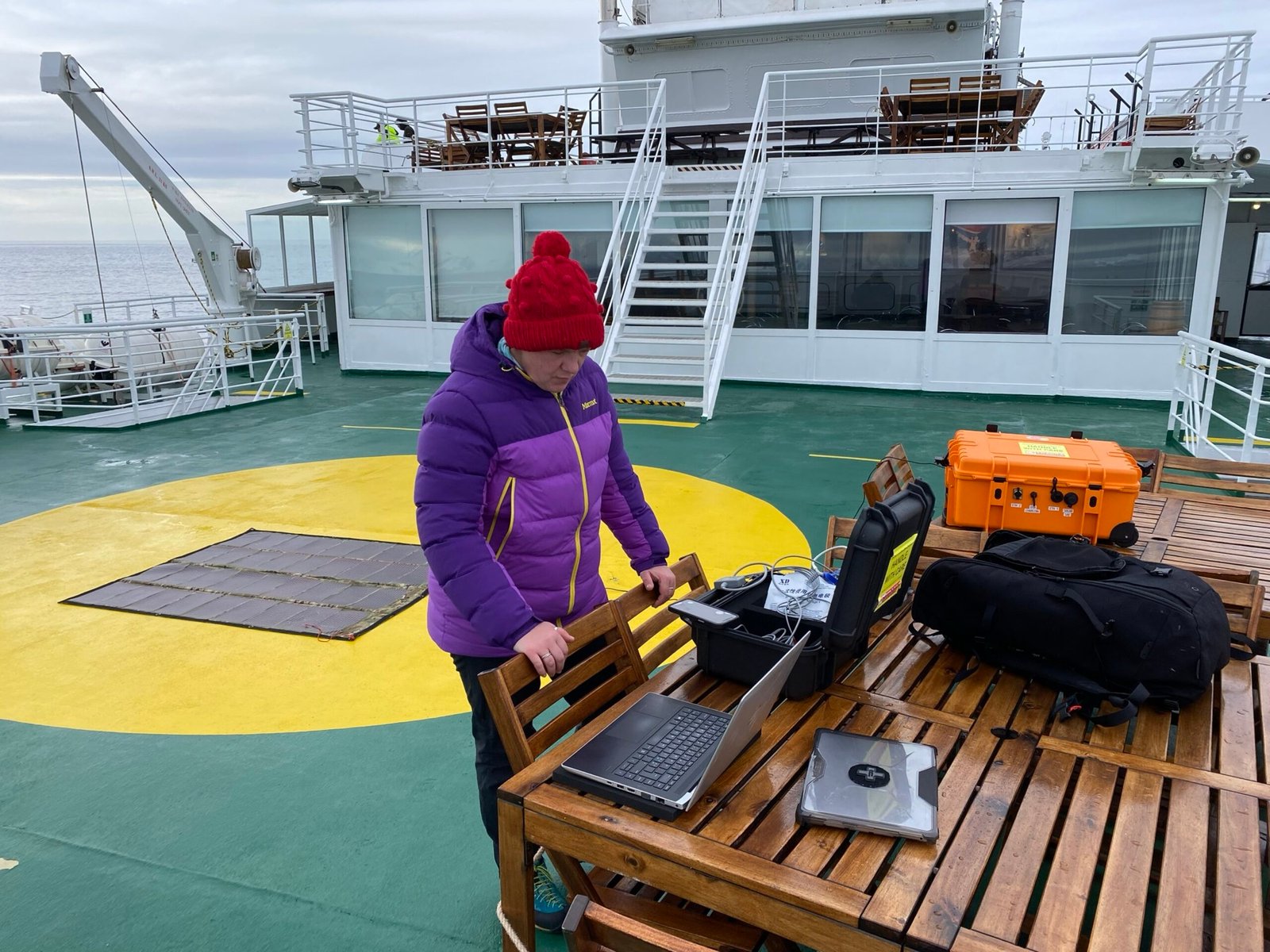 Robuster Koffer mit Laptop auf dem Helideck eines Schiffs in der Antarktis