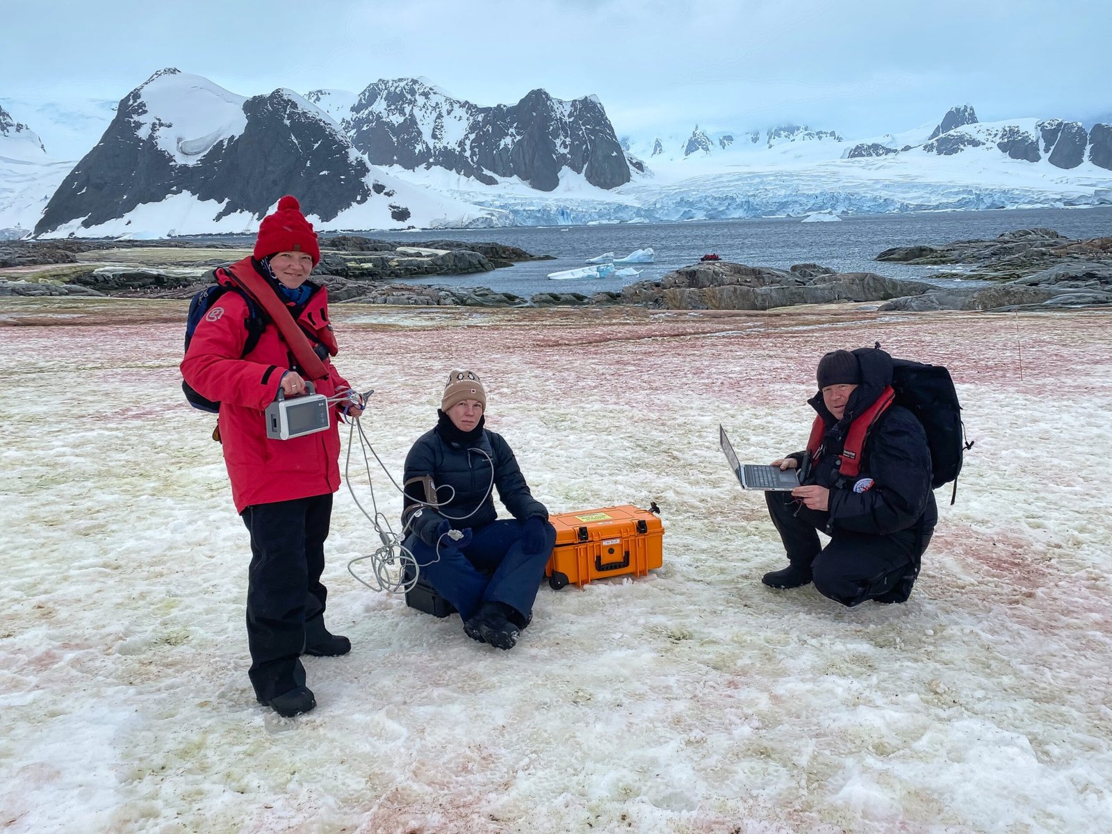 RNS-Team bedient das System im Schnee der Antarktis, 2024