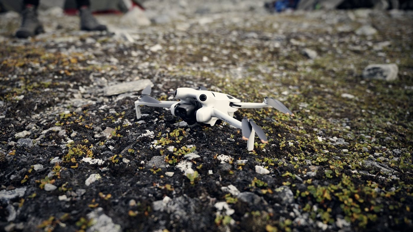 Kleine Drohne am Boden im Feldlager in Norwegen