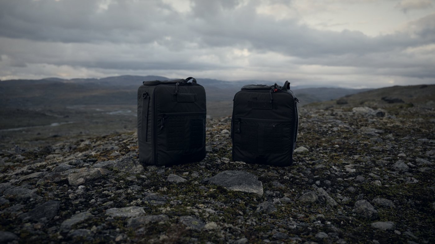 Zwei schwarze Ausrüstungsrucksäcke auf felsigem Boden in den norwegischen Bergen