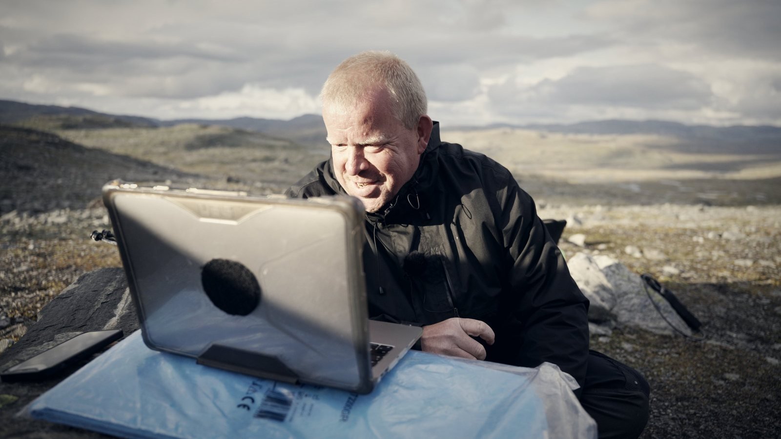 Bediener am Laptop im Feldlager
