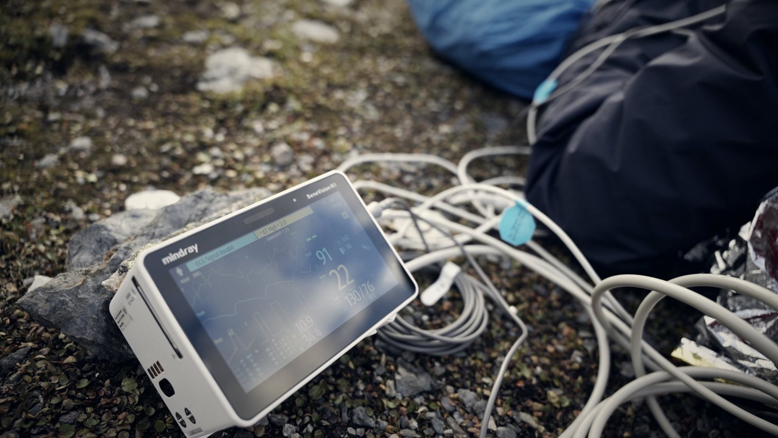 Mindray-Patientenmonitor mit Kabeln auf steinigem Boden
